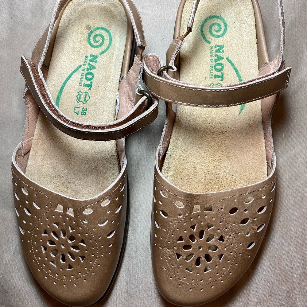 EUC UNWORN NAOT Arataki Sling Back Closed Toe Sandals Cutout Genuine Leather Tan - Picture 2 of 12
